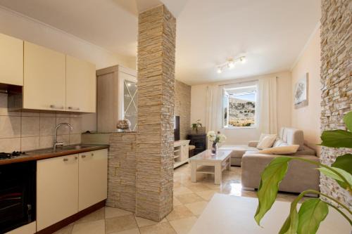 Metajna Apartment | Toncica Sunny terrace with seaview and shaded BBQ area