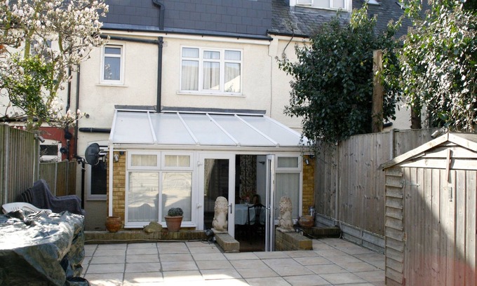 Furzedown Apartment | Tooting Broadway South London large patio garden and free on street parking