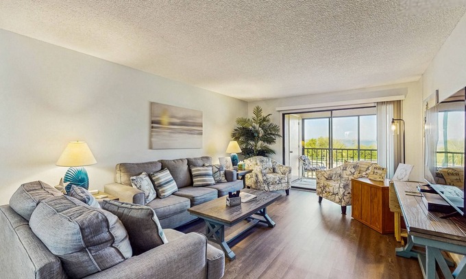 Port Charlotte Condo | Top-floor, Dog-Friendly, Snowbird Retreat Private Beach Access & Gulf Access