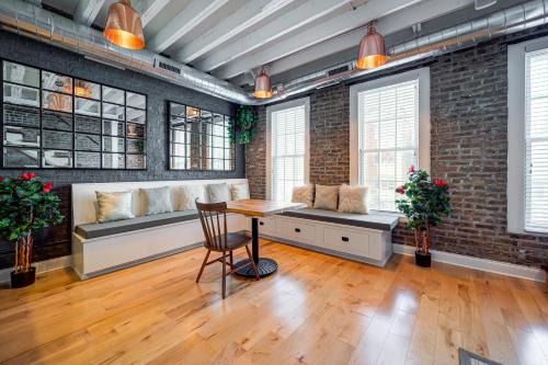 West Town Apartment | Top Floor in the Heart of West Town! Perfect for Any Group and PET FRIENDLY! apts
