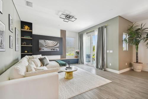 Crescent Lake Apartment | Top Floor Luxury - Views - 5 min to Downtown
