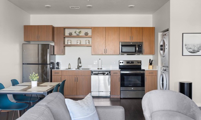 Mayfield Condo | Top Floor Pet Friendly Condo near Downtown