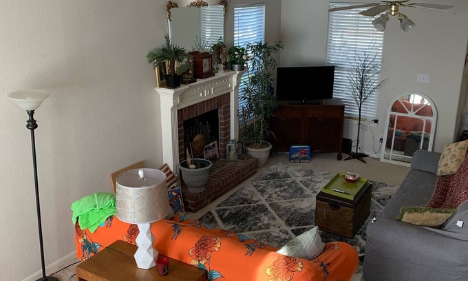 Universal City House | TOP GUN PILOT PIT PAD