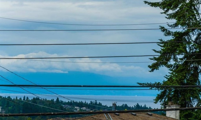 Departure Bay House | Top of the hill, centre of town: a bright, family-friendly place to call home