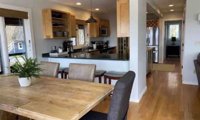 Argyle House | Top of the Hill Retreat w/Lake Access