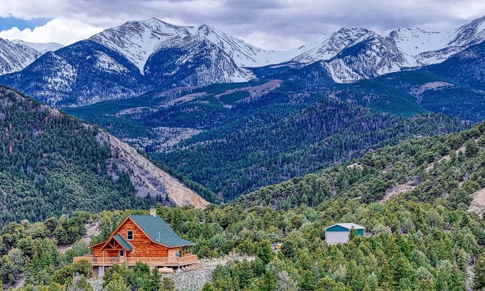 Howard Cabin | Top of the World - Unwind on Cloud Nine!