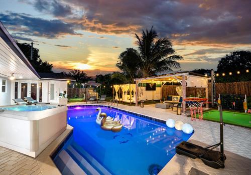 Pembroke Pines Villa | Top Villa Near Beach with Game Room, Hot Tub and Pool