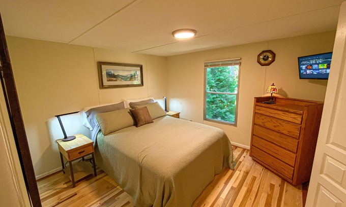 Skyland House | Topsy's Trailer, Private, FAST WiFi, Small Dog Ok, HOT TUB, Close to Hendo/AVL