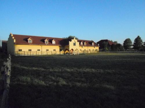 Kiskunfelegyhaza House | Torony Lovarda Magánszállás