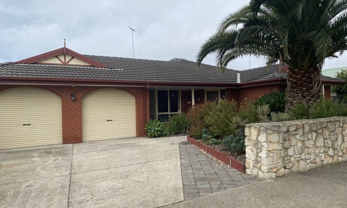 Torquay House | Torquay Shores - Family, Friends, Pets Welcome!