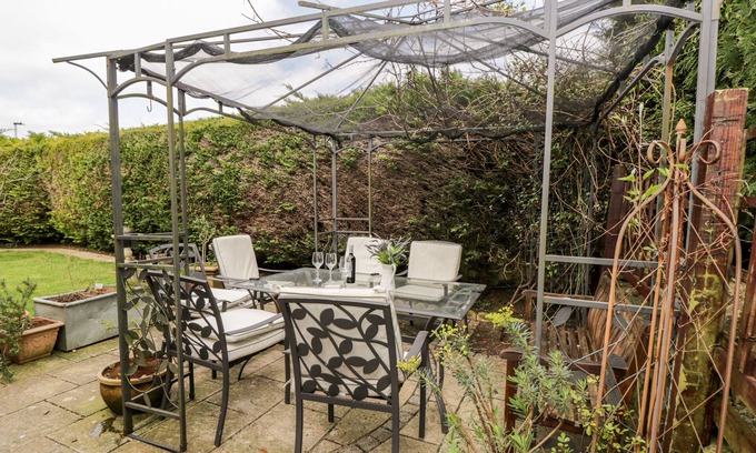 Colerne House | TOTTS HOUSE, pet friendly, with open fire in Colerne