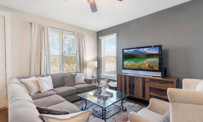 Wellborn House | Townhome with Loft & Contemporary Flair! Convenient & Straight Route to A&M!