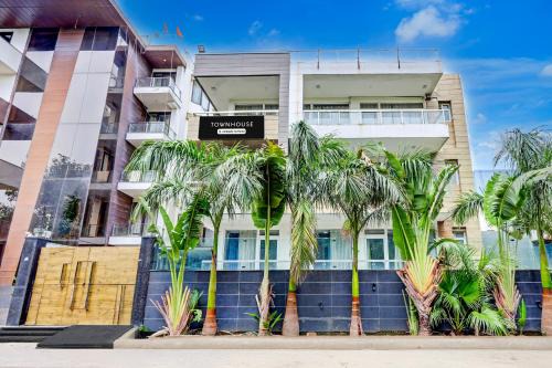 Sector 40 Hotel | Townhouse Millennium City Centre Metro Station