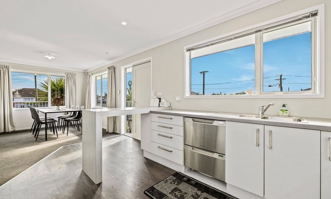 Christchurch House | Townhouse Tranquillity - Christchurch Holiday Home