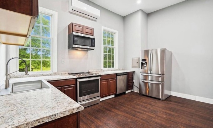 Glenwood House | TownHouse with kitchen,private Parking,2 min from Warfields Pond Park and Golf