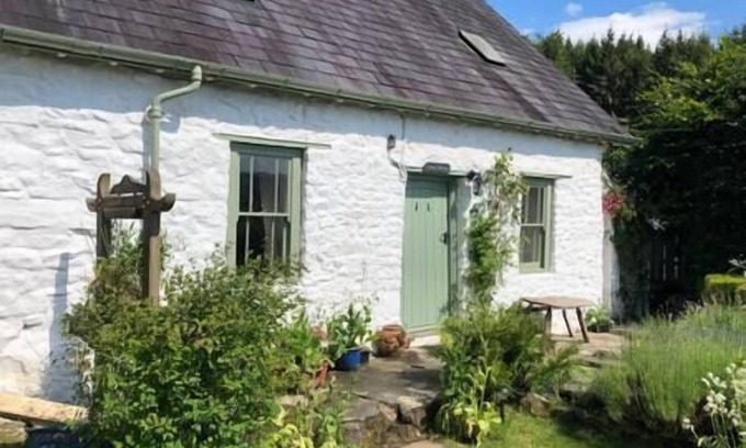 Llandovery House | Traditional 18th Century Welsh Cottage