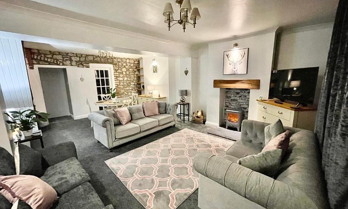 Llantarnam House | Traditional cosy PET FRIENDLY cottage by the canal with Cymru Holidays