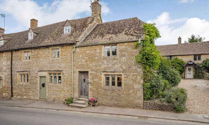 Little Rissington Cottage | Traditional Cotswold stone cottage sleeps 7 guests in 3 bedrooms - Little Mullions
