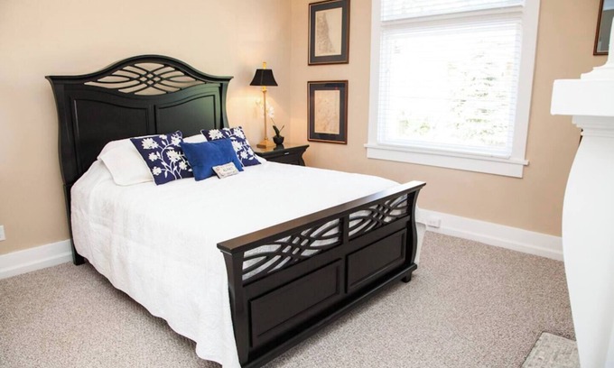 Forest Hills Apartment | Traditional decor, 2nd fl, near Oakland,DT,Monroeville,convenient to US OPEN