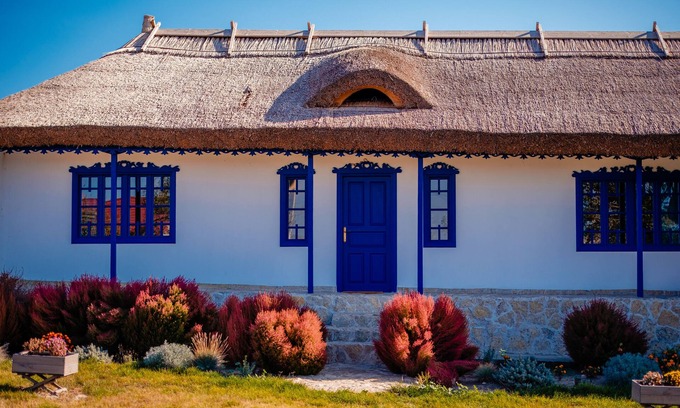 Tulcea County House | Traditional house with private 2 bedroom apartment, lake view from the garden