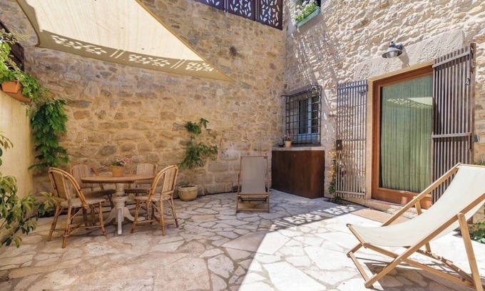 Peratallada House | Traditional stone house in Peratallada