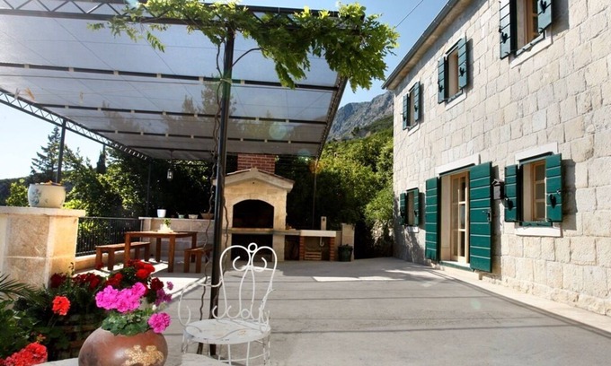 Medici Villa | Traditional stone cottage family friendly
