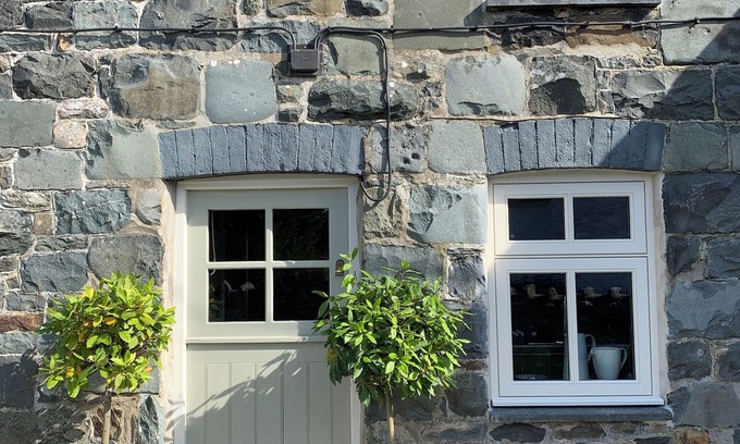 Llwyngwril Cottage | Traditional Welsh Cottage In Snowdonia National Park. Visit Wales 4 Star Rated