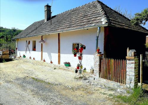 Tekenye House | Traditionelles Bauernhaus Flieder