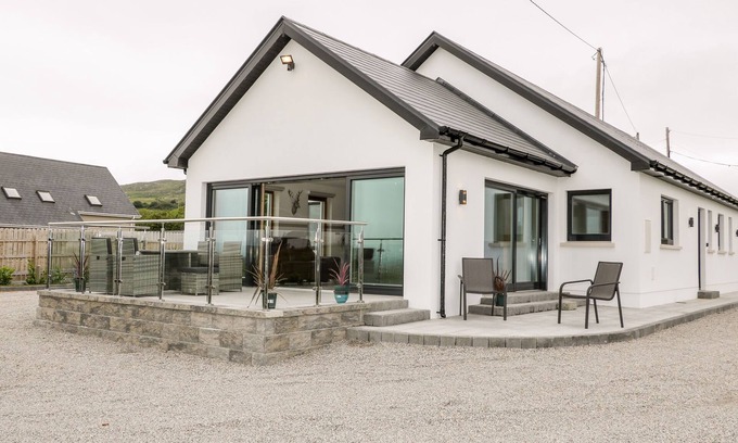 Lettermacaward Cottage | TRAEANNAGH BAY HOUSE, pet friendly in Dungloe, County Donegal