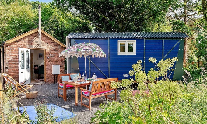 Stoney Stretton Ski Chalet | Train Carriage in Shrawardine with Starry Nights