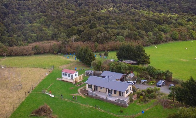 Papatowai Apartment | Tram Track Cosy Cabin Reserve