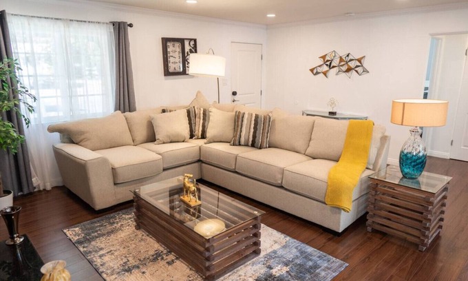 Burbank House | TRANQUIL 2-BEDROOM HOME IN BEAUTIFUL QUIET BURBANK NEIGHBORHOOD (P24)