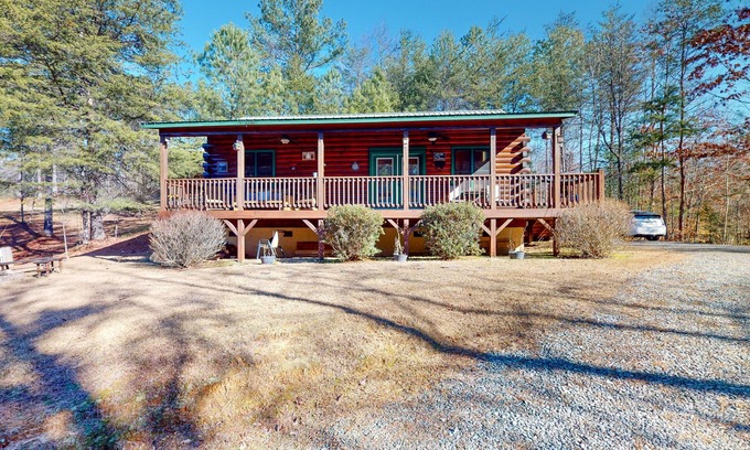 Murphy Cabin | Tranquil 2BR Cabin Retreat with Wifi, Full Kitchen and Pet Friendly