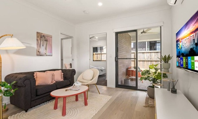 Browns Plains House | Tranquil 2BR Retreat with Local Charm & Comfort