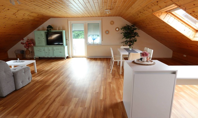 Waag Apartment | Tranquil 3-bedroom apartment with WiFi in Schöllkrippen