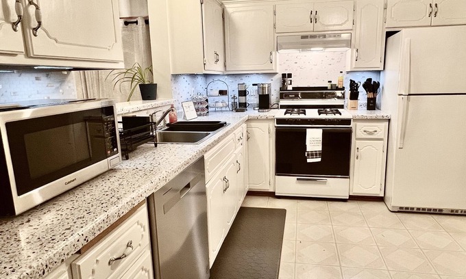 Oakdale House | Tranquil 3-Bedroom Retreat: Perfect for Leisure & Work Near Twin Cities