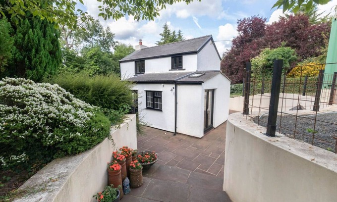 Abergavenny House | Tranquil Cottage with Hot Tub close to Offa’s Dyke