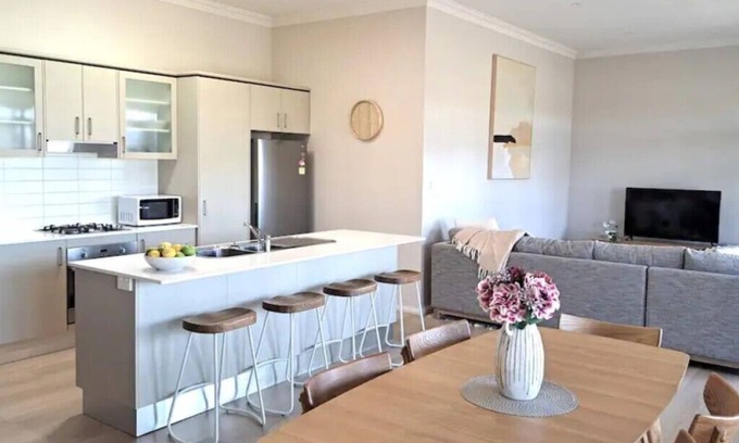 Hillvue House | Tranquil Escape with Mountain & Golf Course Views