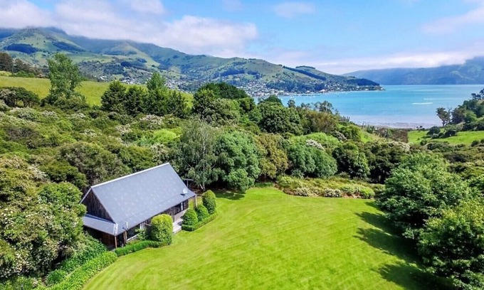 Akaroa House | Tranquil Family Retreat