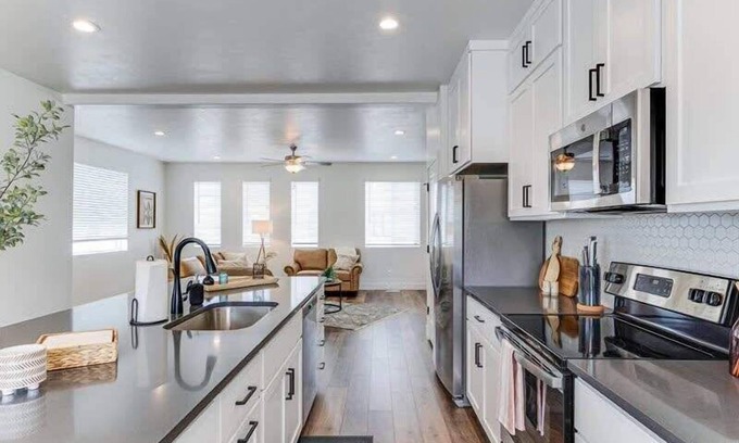 American Fork House | Tranquil Locale, Double Garage, King Bed