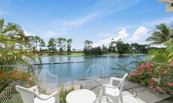 Elanora House | Tranquil Oasis on Pine Lake