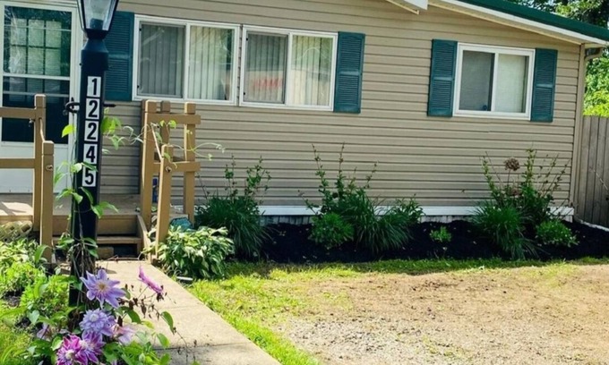 Conneaut Lakeshore Cottage | Tranquil Pondside Escape -Possible 8- with Air Mattress