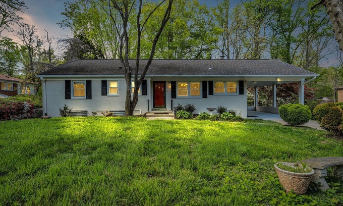 Mantua House | Tranquil retreat in Fairfax: your home away from home