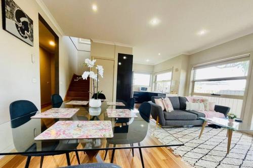 Glenroy House | Tranquil Retreat near to Airport