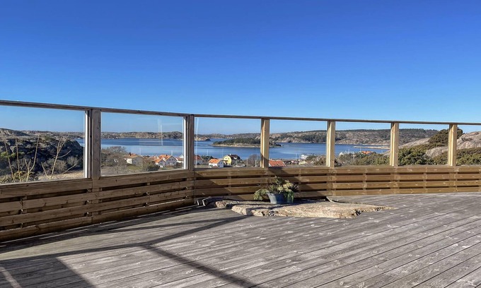 Fjallbacka Villa | Tranquil Sea View Apartment in Fjällbacka by AJF Dream Living