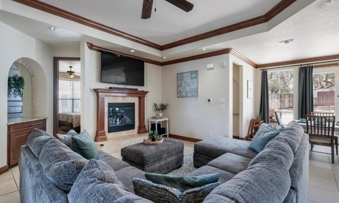 West San Antonio House | Tranquil Townhome