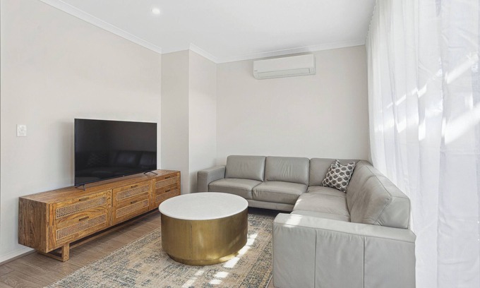 Bassendean Condo | Tranquil Tree View with Free Parking
