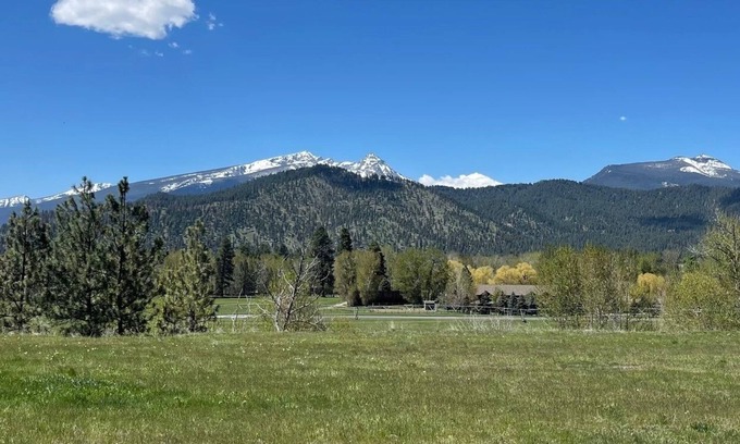 Darby Cabin | Trapper view bench-top bungalow with privacy and lots of space. RV hook-ups!