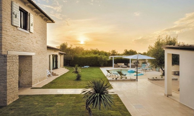 Jursici Villa | Trauhaus. Villa mit privatem Pool, Sauna und 9,000qm großem, privatem Grundstück