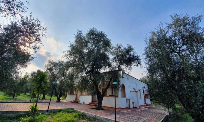 Montincello Apartment | Tre Appartamenti in Villa con Giardino Vicino al Mare